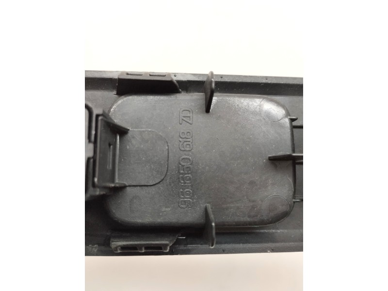Recambio de mando elevalunas delantero derecho para peugeot 5008 1.6 blue-hdi fap referencia OEM IAM 96650618  