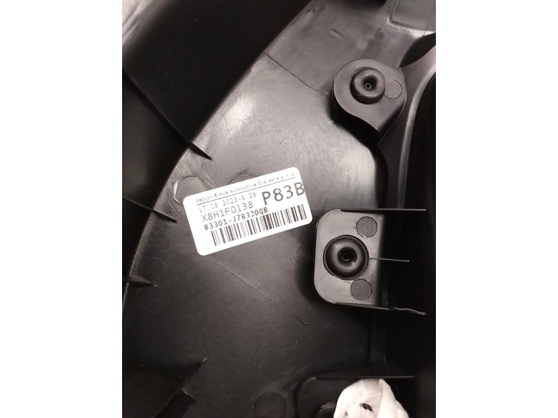 Recambio de guarnecido puerta trasera izquierda para kia xceed hybrid referencia OEM IAM 83301J7832DQB  
							