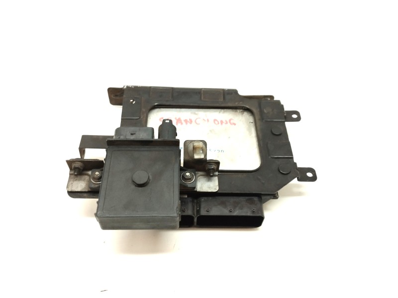Recambio de centralita motor uce para ssangyong korando 2.0 td cat referencia OEM IAM 6715400032  