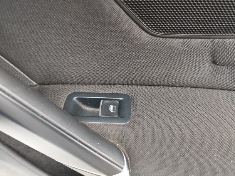 Recambio de mando elevalunas trasero derecho para volkswagen golf vii lim. 2.0 tdi referencia OEM IAM   
							