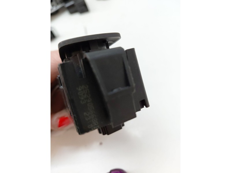 Recambio de warning para dacia sandero stepway essential referencia OEM IAM 252905668R  