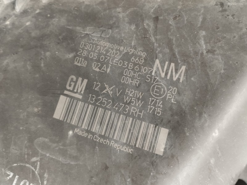 Recambio de faro derecho para opel zafira b 1.9 cdti referencia OEM IAM 13252473  