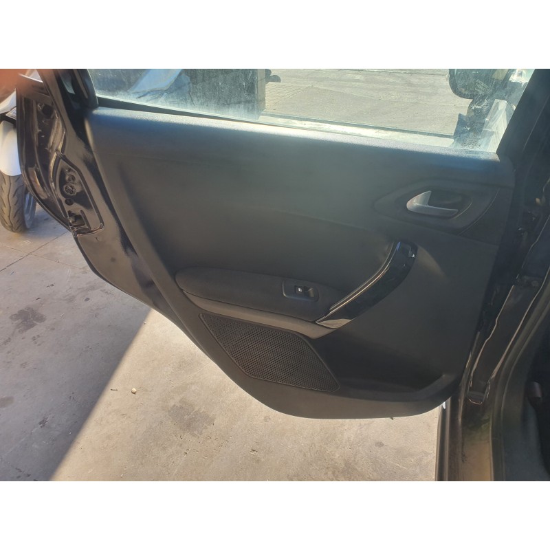 Recambio de guarnecido puerta trasera izquierda para peugeot 208 allure referencia OEM IAM   