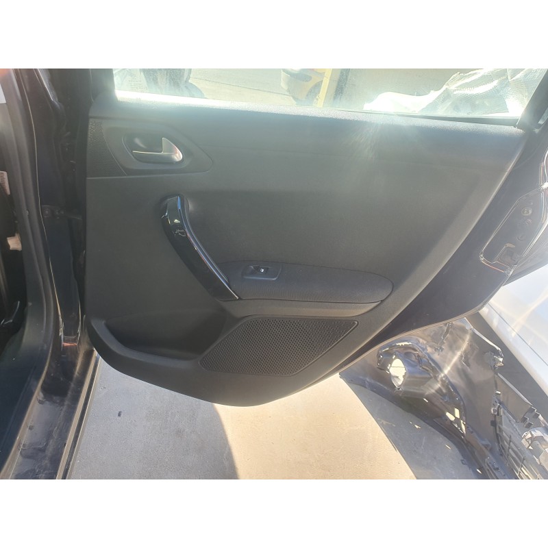 Recambio de guarnecido puerta trasera derecha para peugeot 208 allure referencia OEM IAM   