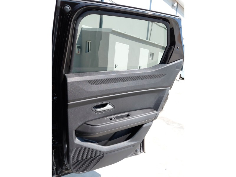 Recambio de guarnecido puerta trasera derecha para dacia duster (pym/pyn) duster referencia OEM IAM   
							