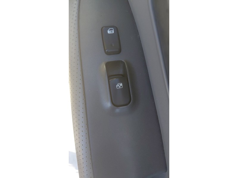 Recambio de mando elevalunas delantero derecho para kia carens iii monospace (un) 2.0 crdi 140 referencia OEM IAM   
							