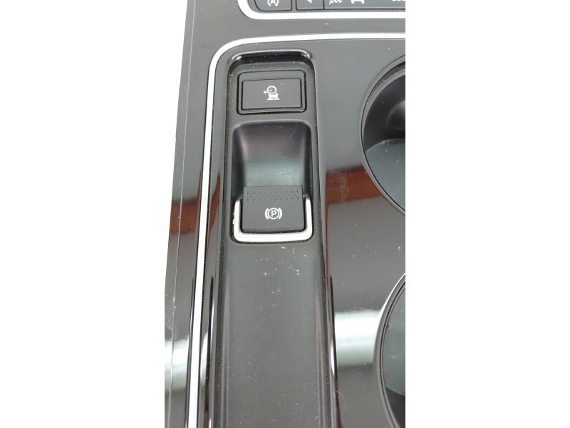 Recambio de consola central para jaguar f-pace (x761) 2.0 td4 awd referencia OEM IAM GX73044E04A  
							