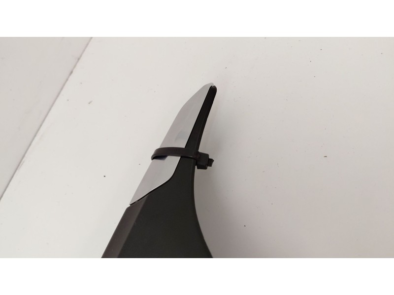 Recambio de consola central para peugeot 208 i (ca_, cc_) 1.2 vti 82 referencia OEM IAM 9673830077  
							