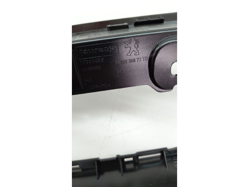 Recambio de consola central para peugeot 208 i (ca_, cc_) 1.2 vti 82 referencia OEM IAM 9673830077  
							