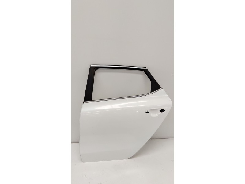 Recambio de puerta trasera izquierda para kia cee´d 1.6 crdi 136 cv referencia OEM IAM   