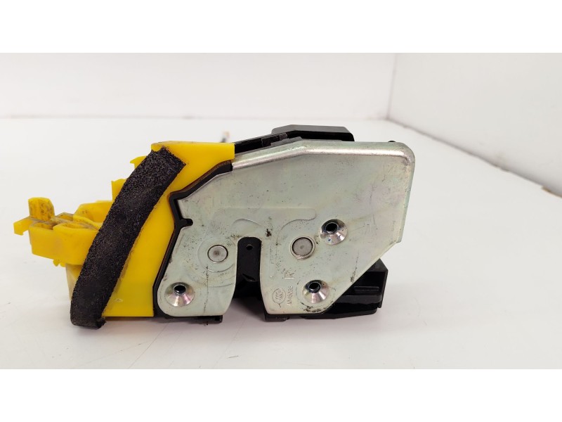 Recambio de cerradura puerta delantera derecha para kia cee´d 1.6 crdi 136 cv referencia OEM IAM 81320A2410  
							