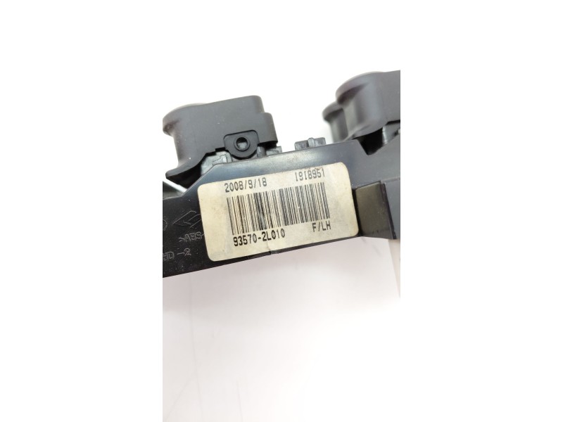 Recambio de mando elevalunas delantero izquierdo para hyundai i30 (fd) 1.6 crdi referencia OEM IAM 935702L010  
							