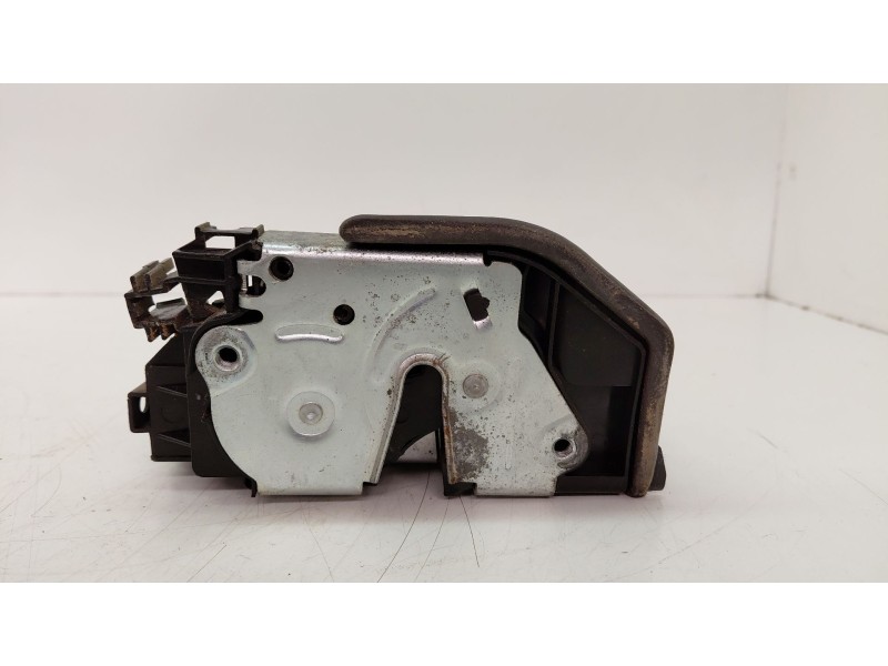 Recambio de cerradura puerta trasera izquierda para bmw serie 3 berlina (e90) 318d 122 cv referencia OEM IAM   
							