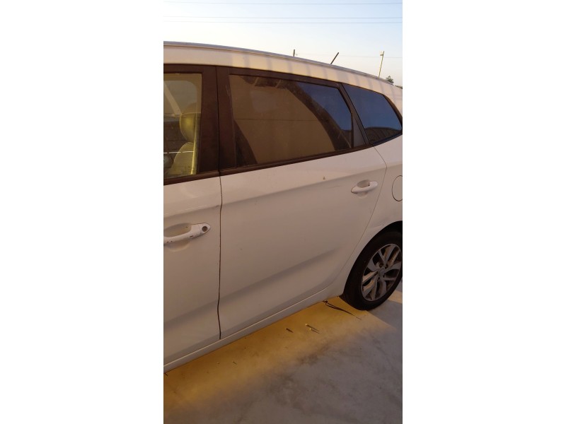 Recambio de puerta trasera izquierda para kia carens iv 1.7 crdi referencia OEM IAM   
							