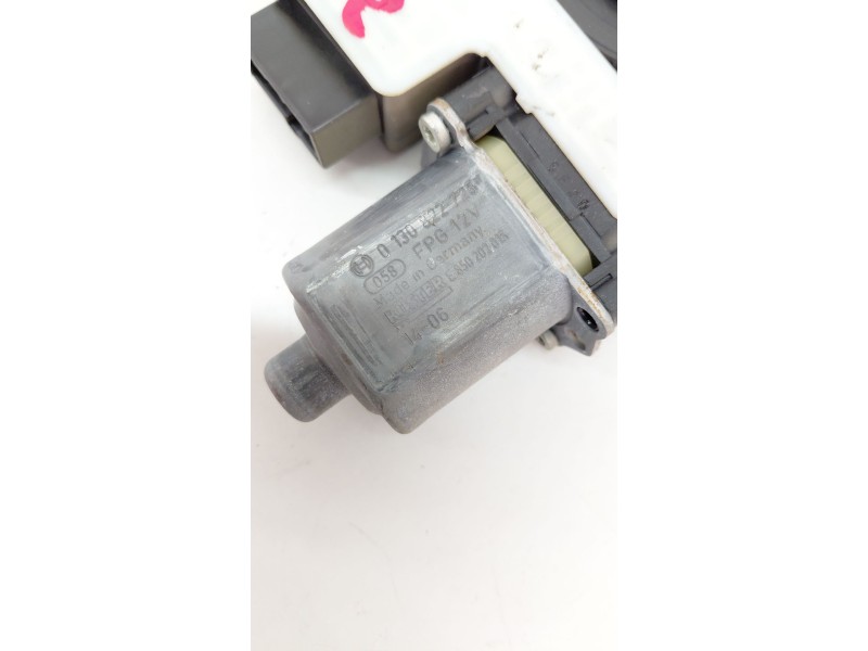 Recambio de motor elevalunas trasero izquierdo para volkswagen golf vii lim. 2.0 tdi referencia OEM IAM 0130822725  