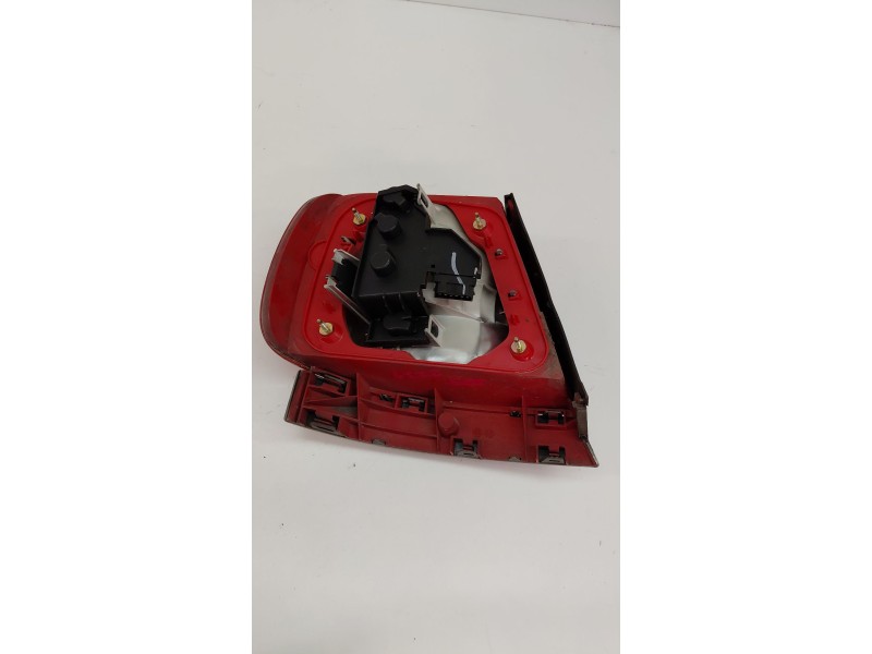 Recambio de piloto trasero derecho para audi a4 b5 (8d2) 2.4 referencia OEM IAM 289902  
							