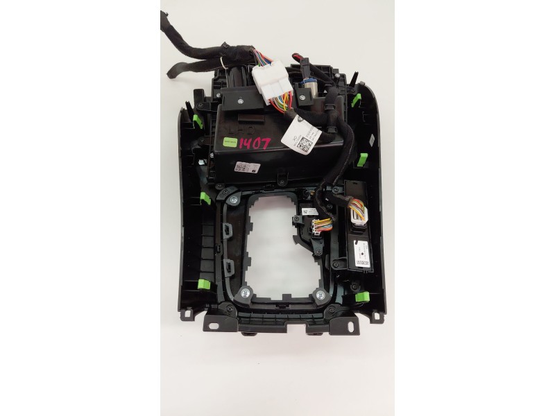 Recambio de consola central para kia xceed (cd) 1.5 t-gdi mhev referencia OEM IAM 84652J7AA0  
							