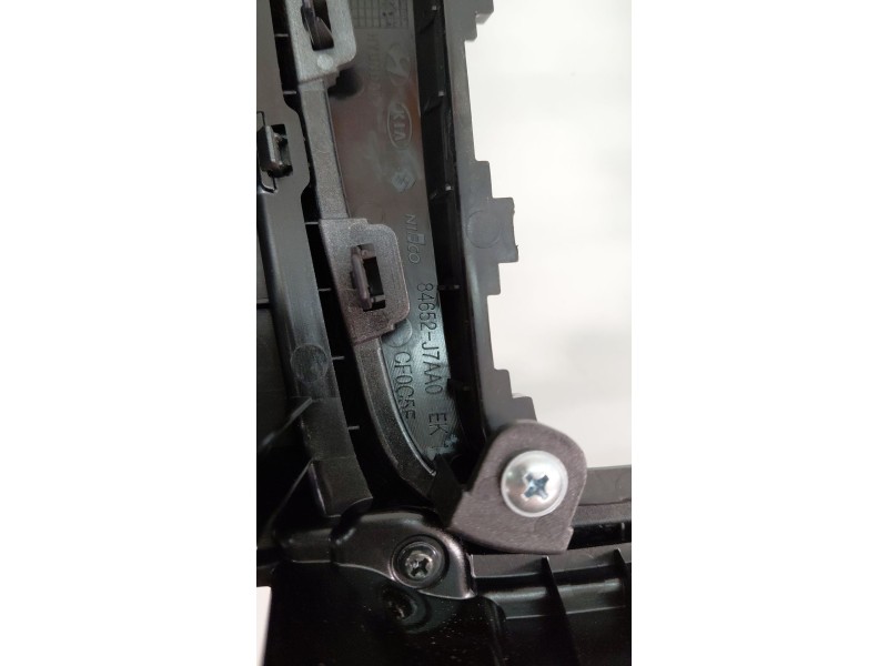 Recambio de consola central para kia xceed (cd) 1.5 t-gdi mhev referencia OEM IAM 84652J7AA0  
							