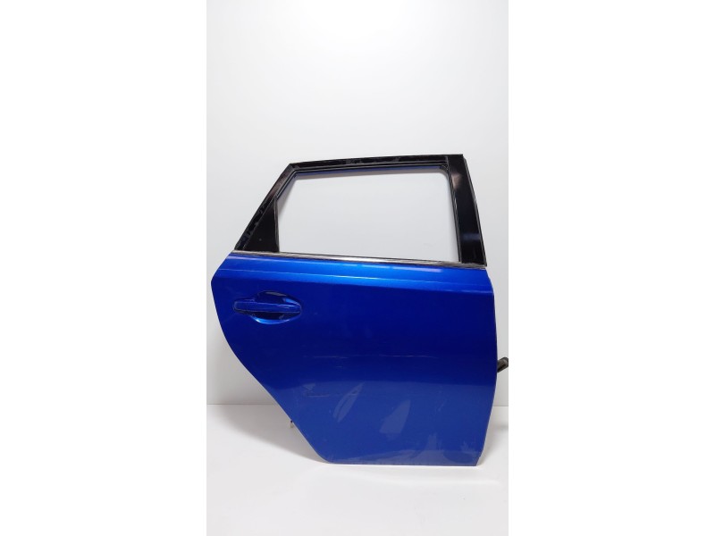 Recambio de puerta trasera derecha para toyota auris hybrid business referencia OEM IAM   