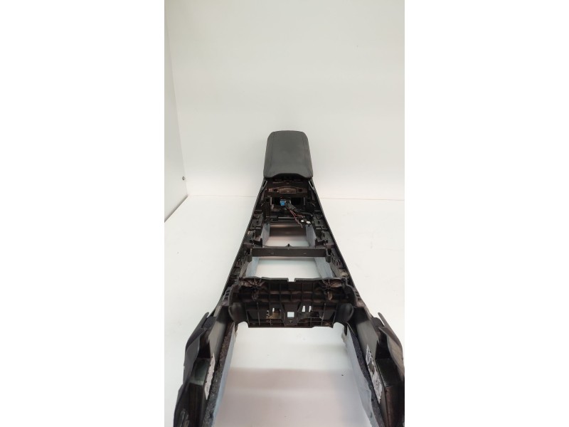 Recambio de apoyabrazos central para bmw serie 1 lim. (f40) 1.5 12v turbodiesel referencia OEM IAM   
							