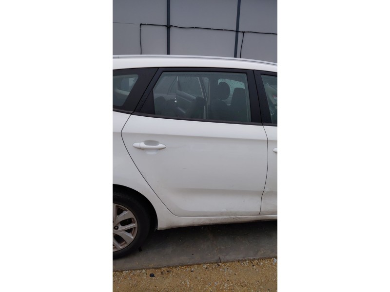 Recambio de puerta trasera derecha para kia carens iv 1.7 crdi referencia OEM IAM   