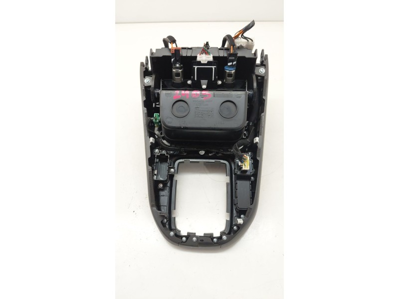 Recambio de consola central para kia carens iv 1.7 crdi referencia OEM IAM 84633A4000  