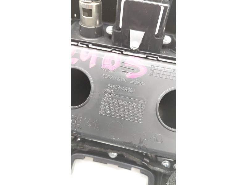 Recambio de consola central para kia carens iv 1.7 crdi referencia OEM IAM 84633A4000  