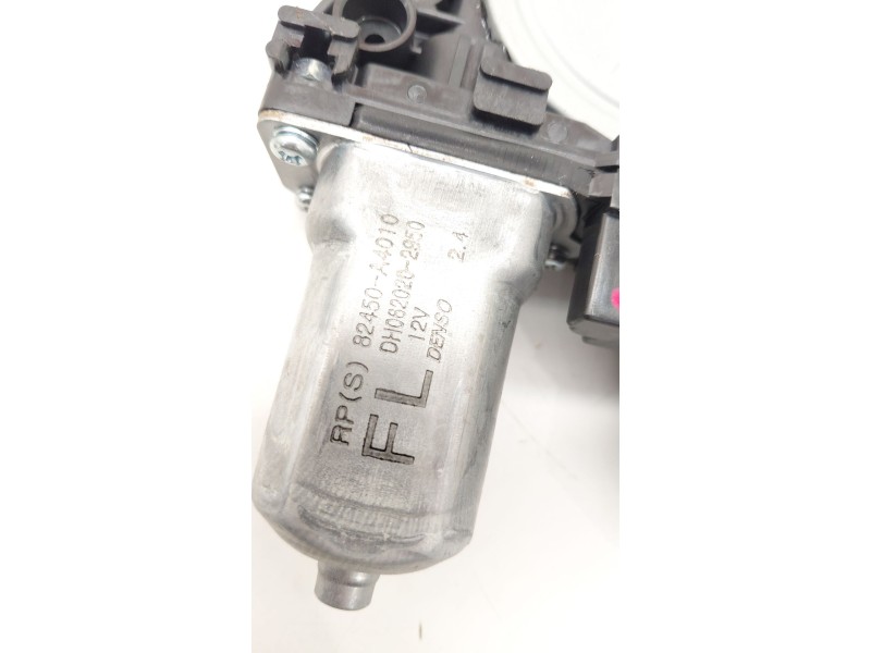 Recambio de motor elevalunas delantero izquierdo para kia carens iv 1.7 crdi referencia OEM IAM 82450A4010  