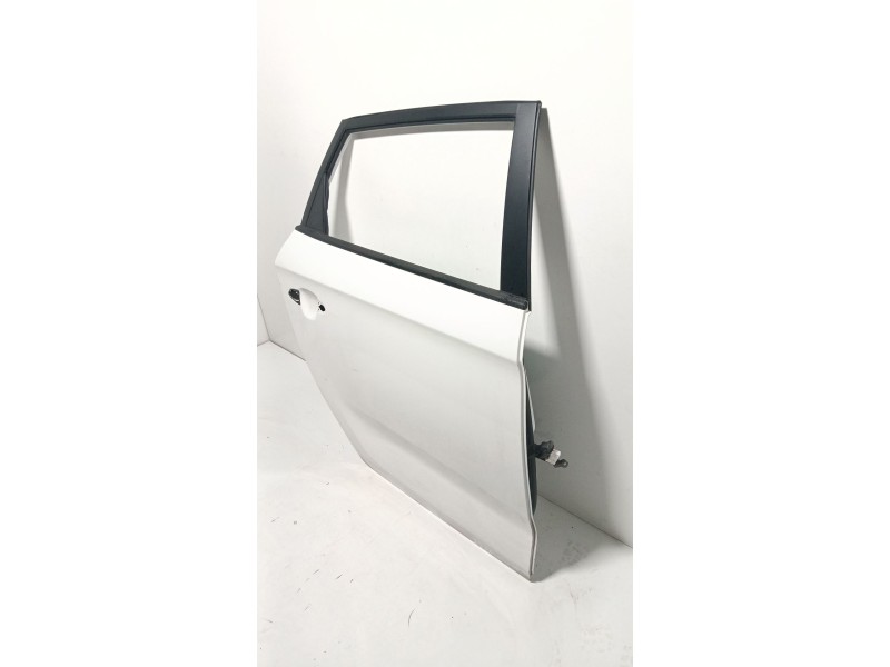 Recambio de puerta trasera derecha para kia carens iv 1.7 crdi referencia OEM IAM   