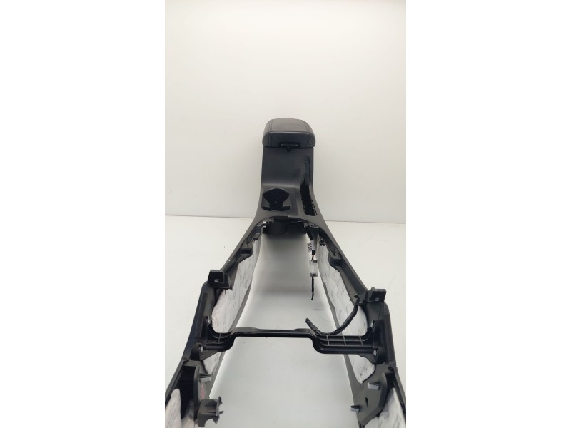 Recambio de apoyabrazos central para kia carens iv 1.7 crdi referencia OEM IAM   
							