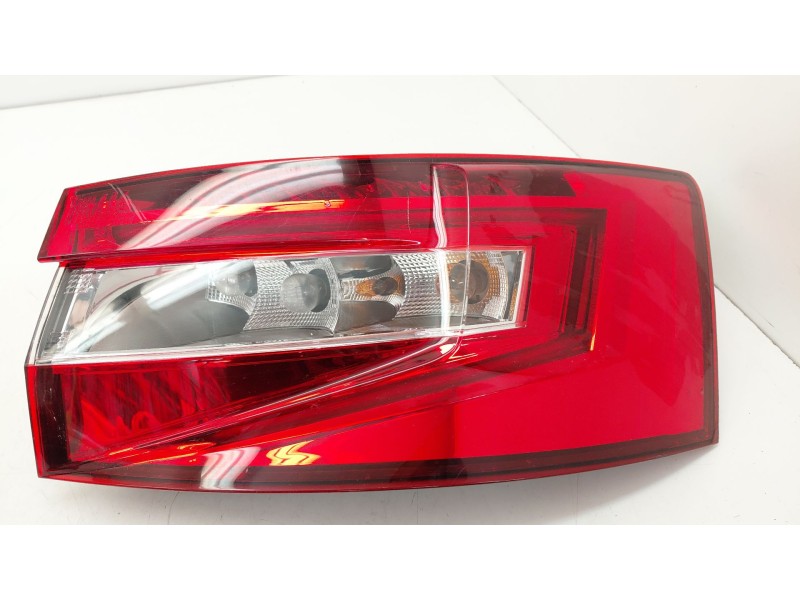 Recambio de piloto trasero derecho para skoda superb iii (3v3) 2.0 tdi referencia OEM IAM 3V5945208  