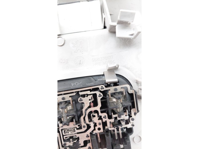 Recambio de luz interior para peugeot 308 sw 1.6 thp 150 cv referencia OEM IAM 9681370177  
							