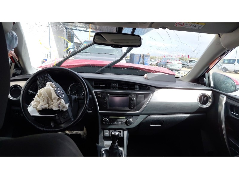 toyota auris (_e18_) del año 2013
							