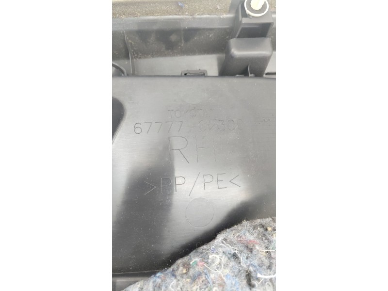 Recambio de guarnecido puerta delantera derecha para toyota auris (_e18_) 2.0 d-4d (ade186_) referencia OEM IAM 6777702300  