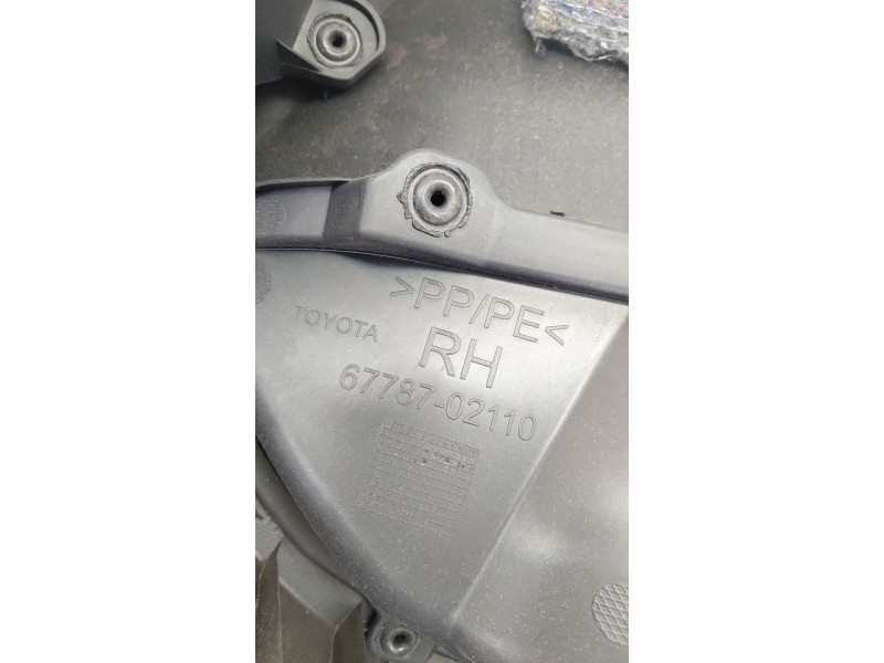 Recambio de guarnecido puerta trasera derecha para toyota auris (_e18_) 2.0 d-4d (ade186_) referencia OEM IAM 6778702110  