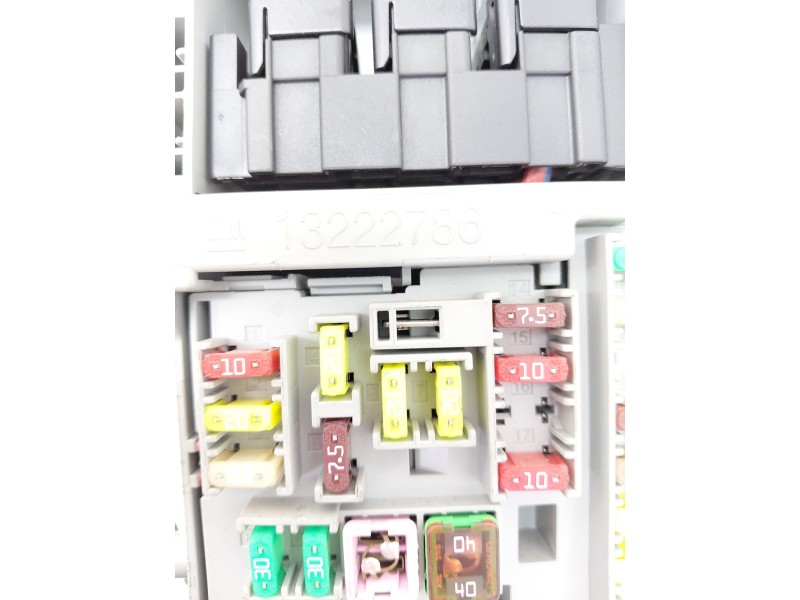 Recambio de caja reles / fusibles para opel astra j (p10) 1.6 (68) referencia OEM IAM 13222786  
							