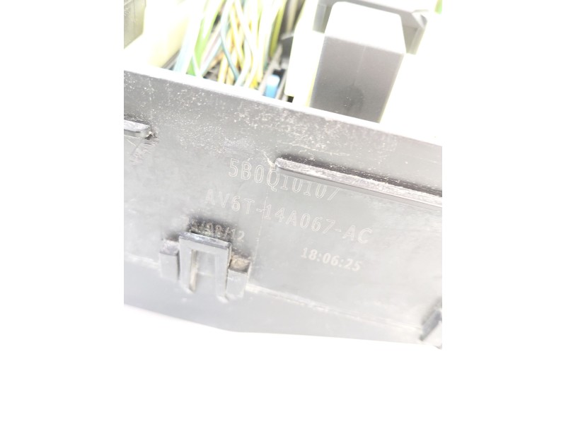 Recambio de caja reles / fusibles para ford focus iii 1.0 ecoboost referencia OEM IAM AV6714A067  