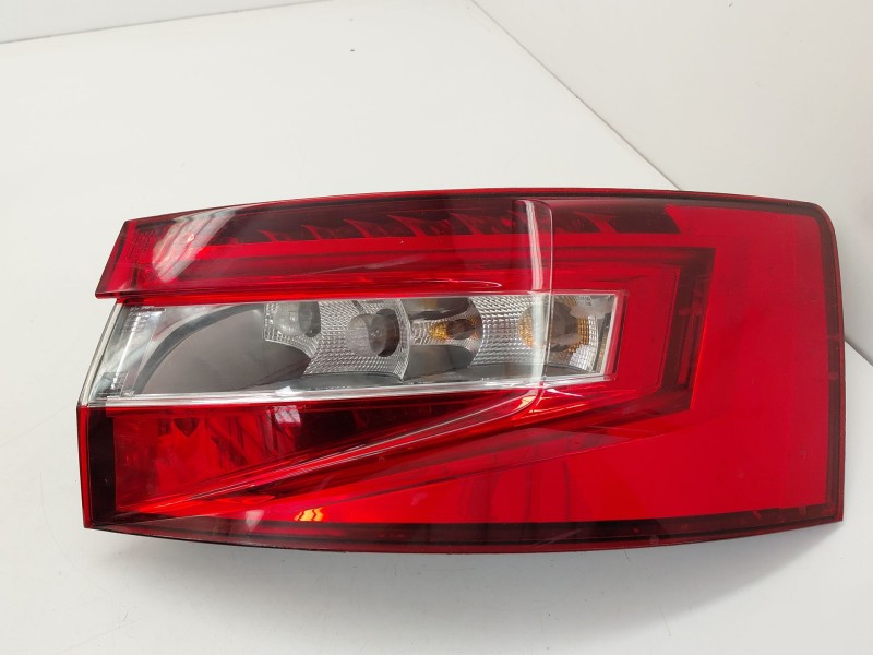 Recambio de piloto trasero derecho para skoda superb iii (3v3) 2.0 tdi referencia OEM IAM   