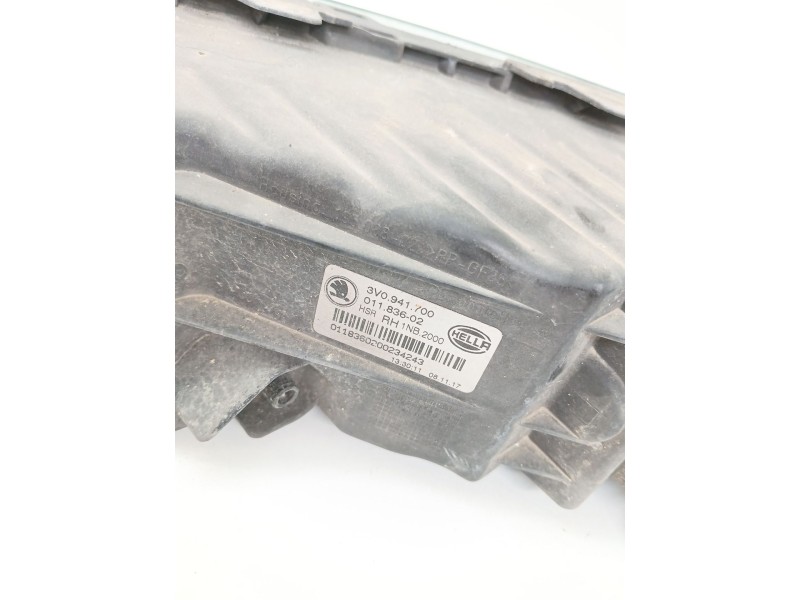 Recambio de faro antiniebla derecho para skoda superb iii (3v3) 2.0 tdi referencia OEM IAM 3V0941700  
							