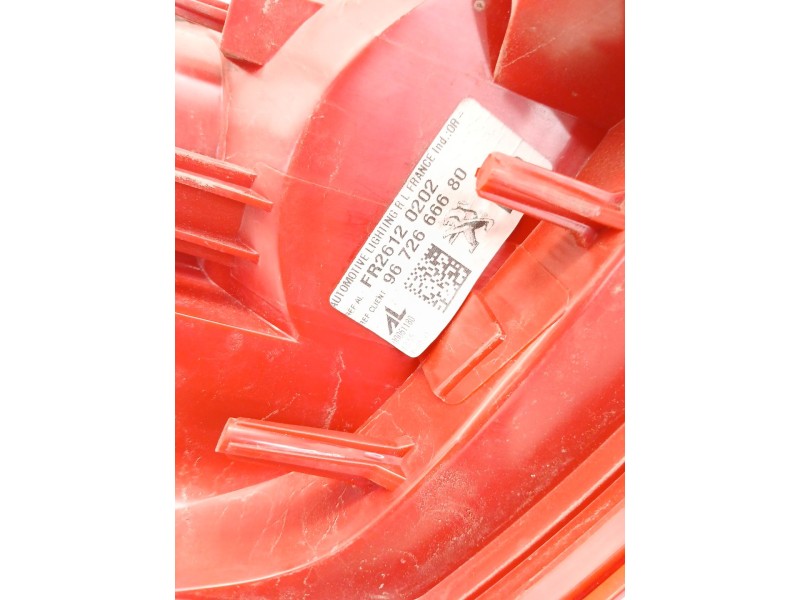 Recambio de piloto trasero derecho para peugeot 5008 (0u_, 0e_) 2.0 hdi 150 / bluehdi 150 referencia OEM IAM   
							