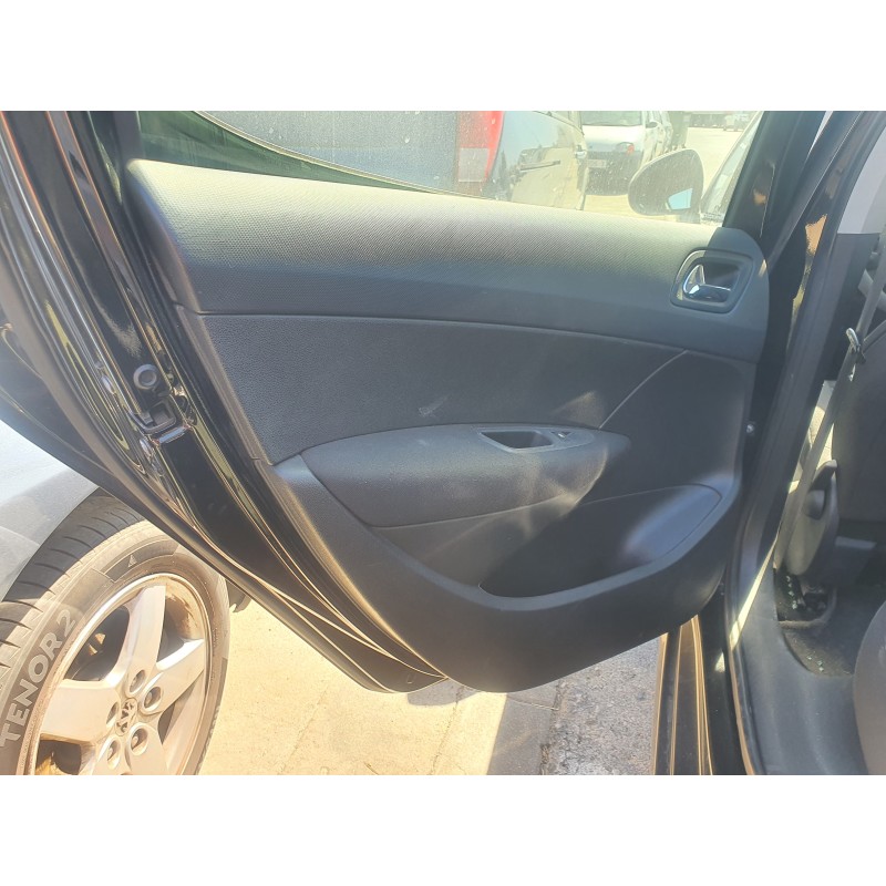 Recambio de guarnecido puerta trasera izquierda para peugeot 308 1.6 16v hdi referencia OEM IAM   