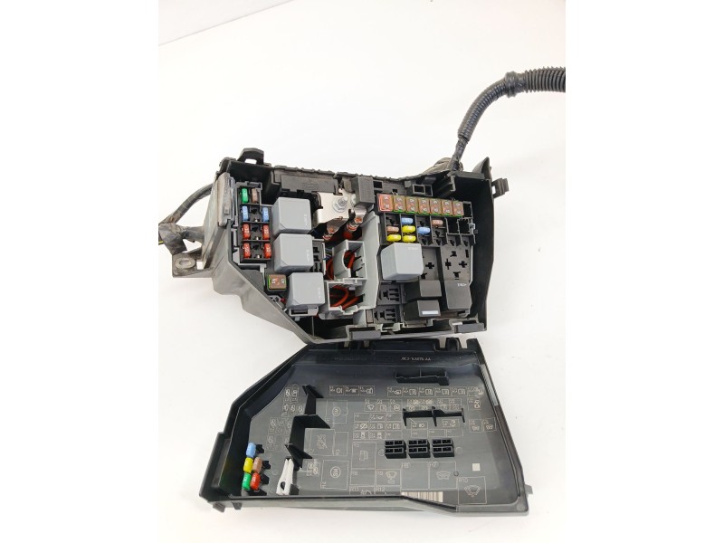 Recambio de caja reles / fusibles para jaguar e-pace (x540) 2.0 d180 awd referencia OEM IAM J9C314A076AA  