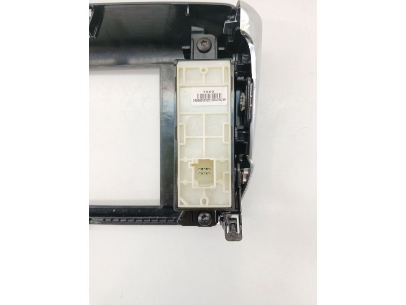 Recambio de moldura para peugeot 2008 i (cu_) 1.2 vti referencia OEM IAM 9673861377  