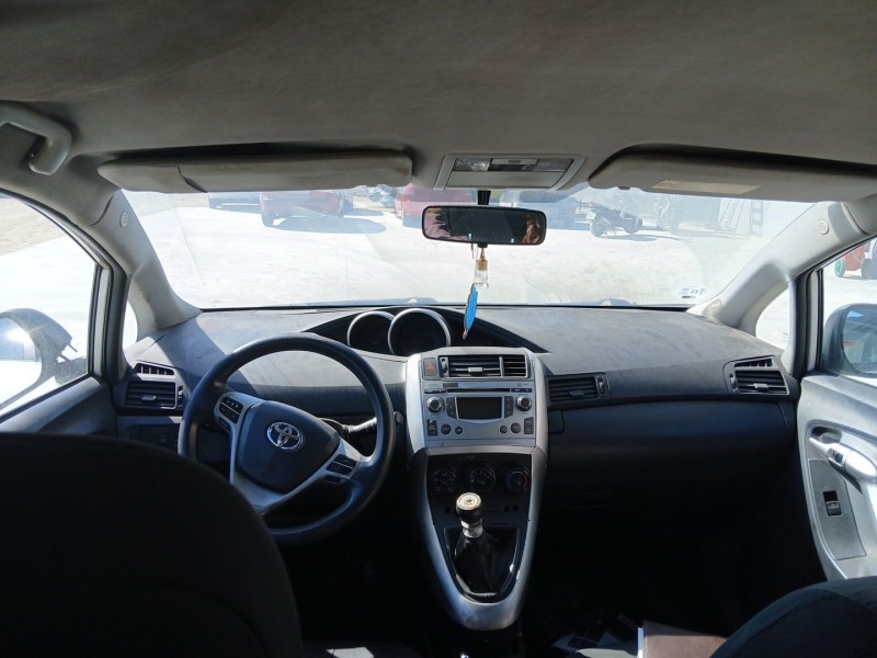 toyota verso (_r2_) del año 2011