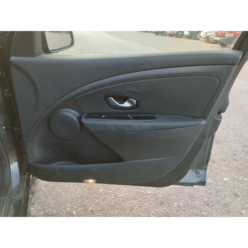 Recambio de guarnecido puerta delantera derecha para renault megane iii berlina 5 p 1.5 dci diesel fap referencia OEM IAM   