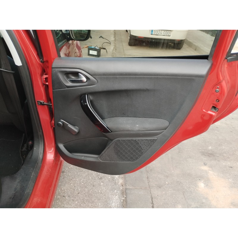 Recambio de guarnecido puerta trasera derecha para peugeot 208 style referencia OEM IAM   