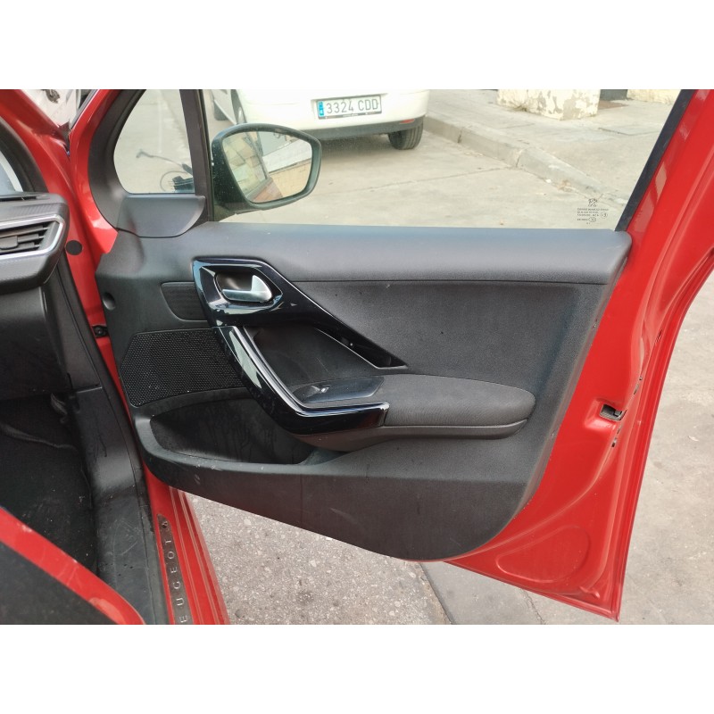 Recambio de guarnecido puerta delantera derecha para peugeot 208 style referencia OEM IAM   