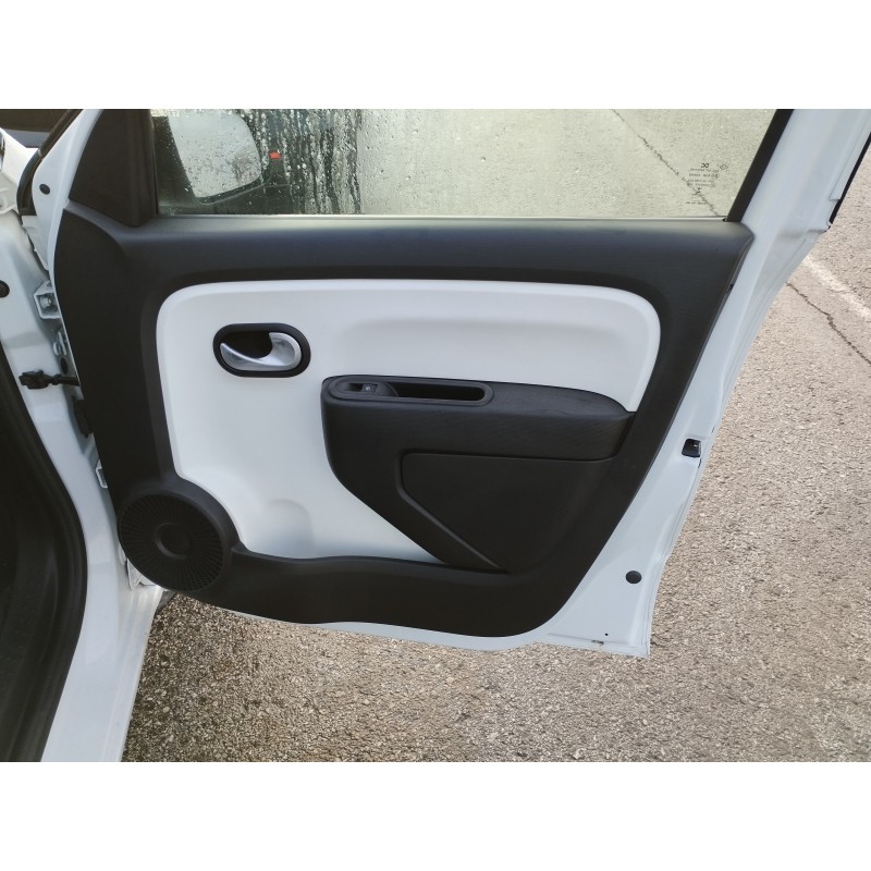 Recambio de guarnecido puerta delantera derecha para renault twingo iii limited referencia OEM IAM   