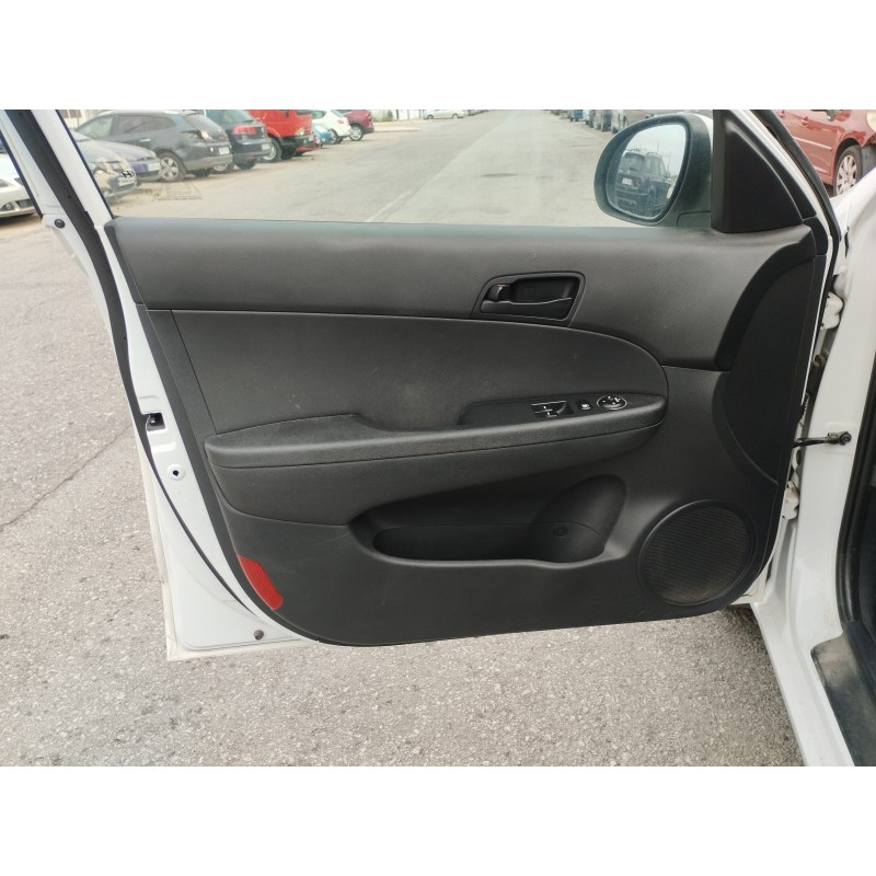 Recambio de guarnecido puerta delantera izquierda para hyundai i30 1.4 cat referencia OEM IAM   