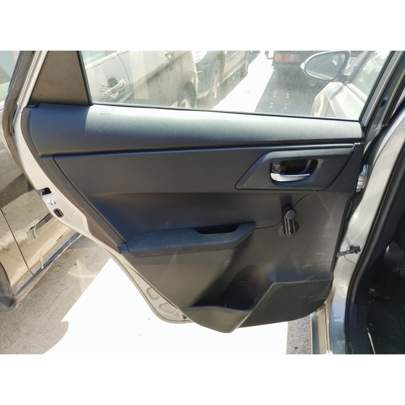 Recambio de guarnecido puerta trasera izquierda para toyota auris 1.4 turbodiesel cat referencia OEM IAM   